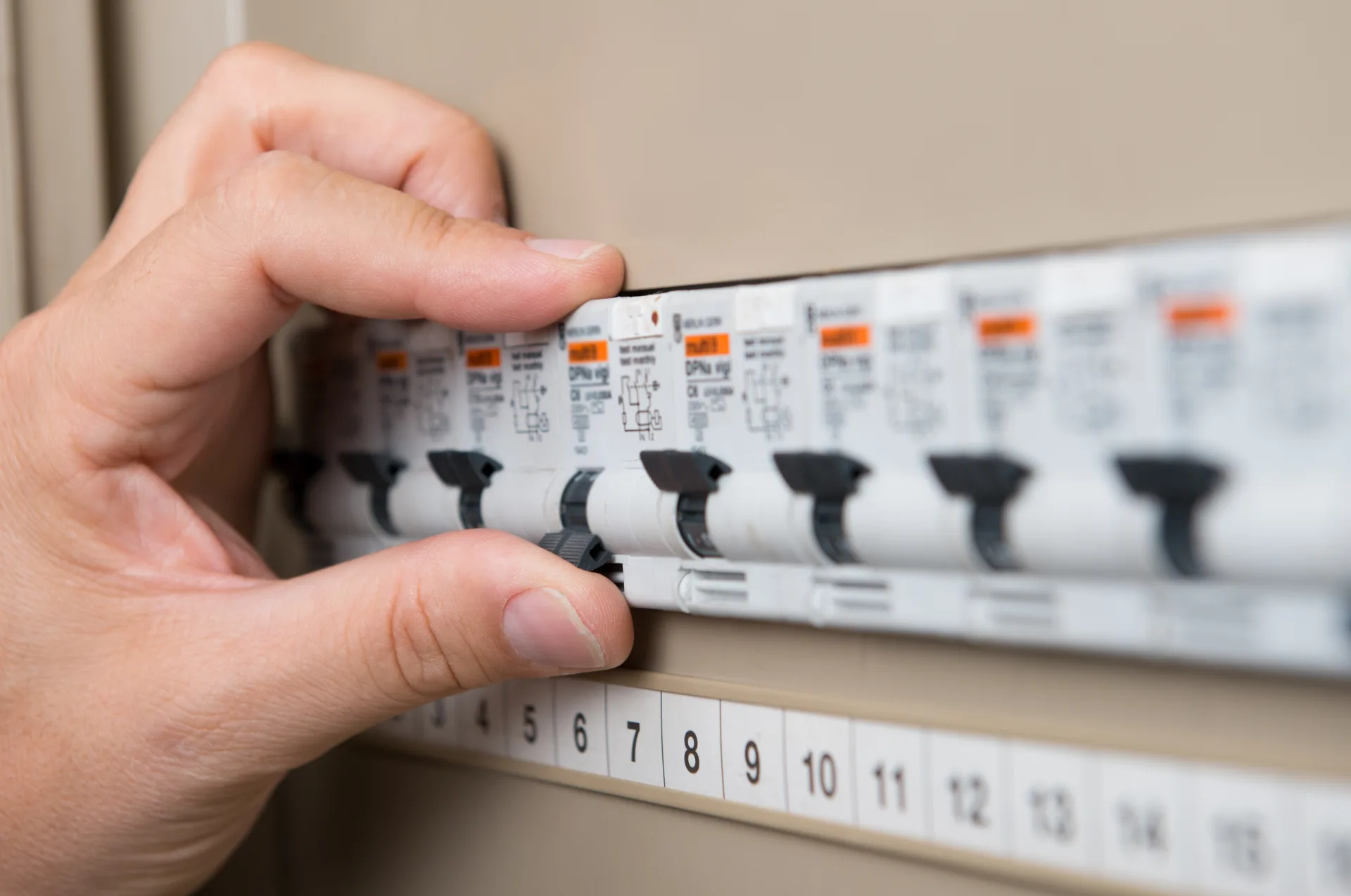 Electrician Toronto, licensed electricians serving Toronto